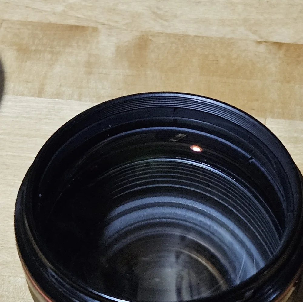 Canon EF 135mm f/2 L USM Telephoto Lens – Excellent Condition w/ Caps & Hood